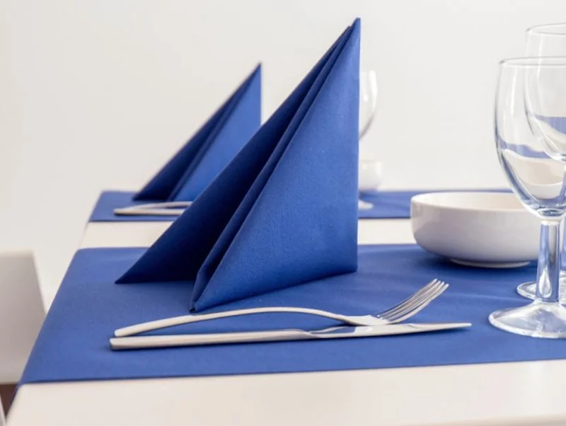 perfekt gedeckter Tisch Servietten Spenderservietten  Kerzen Bestecktaschen LED Lampen